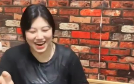 中国小姐姐泼奶茶事件,中国小姐姐的尴尬瞬间引发热议