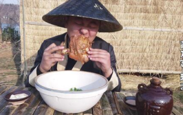 一个吃上面一个人吃下,揭秘食物传递的奇妙瞬间